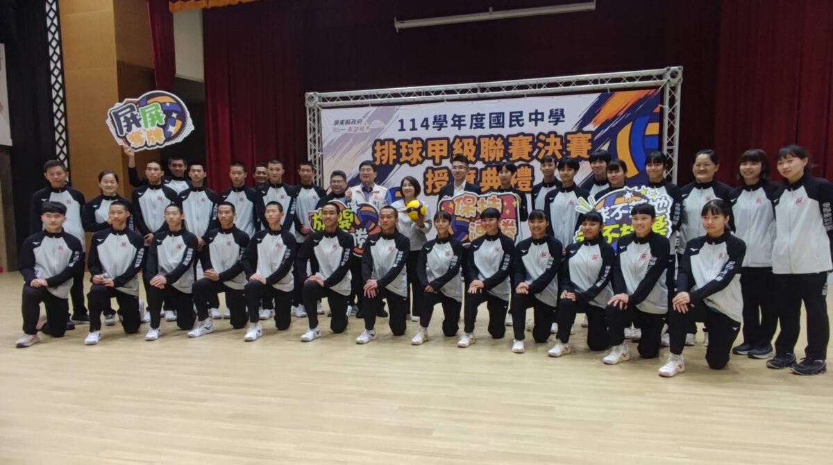 ▲屏東縣長周春米為新園國中男排、女排隊授旗，期許於甲級排球聯賽決賽再創佳績。（圖／記者王靚慧攝）