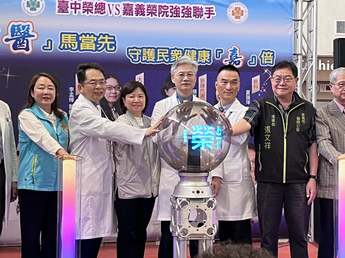 ▲台中榮總醫師支援駐診嘉榮，動嘉義分院成為精準尖端醫療社區醫院啟動儀式。（圖：劉芳妃攝）