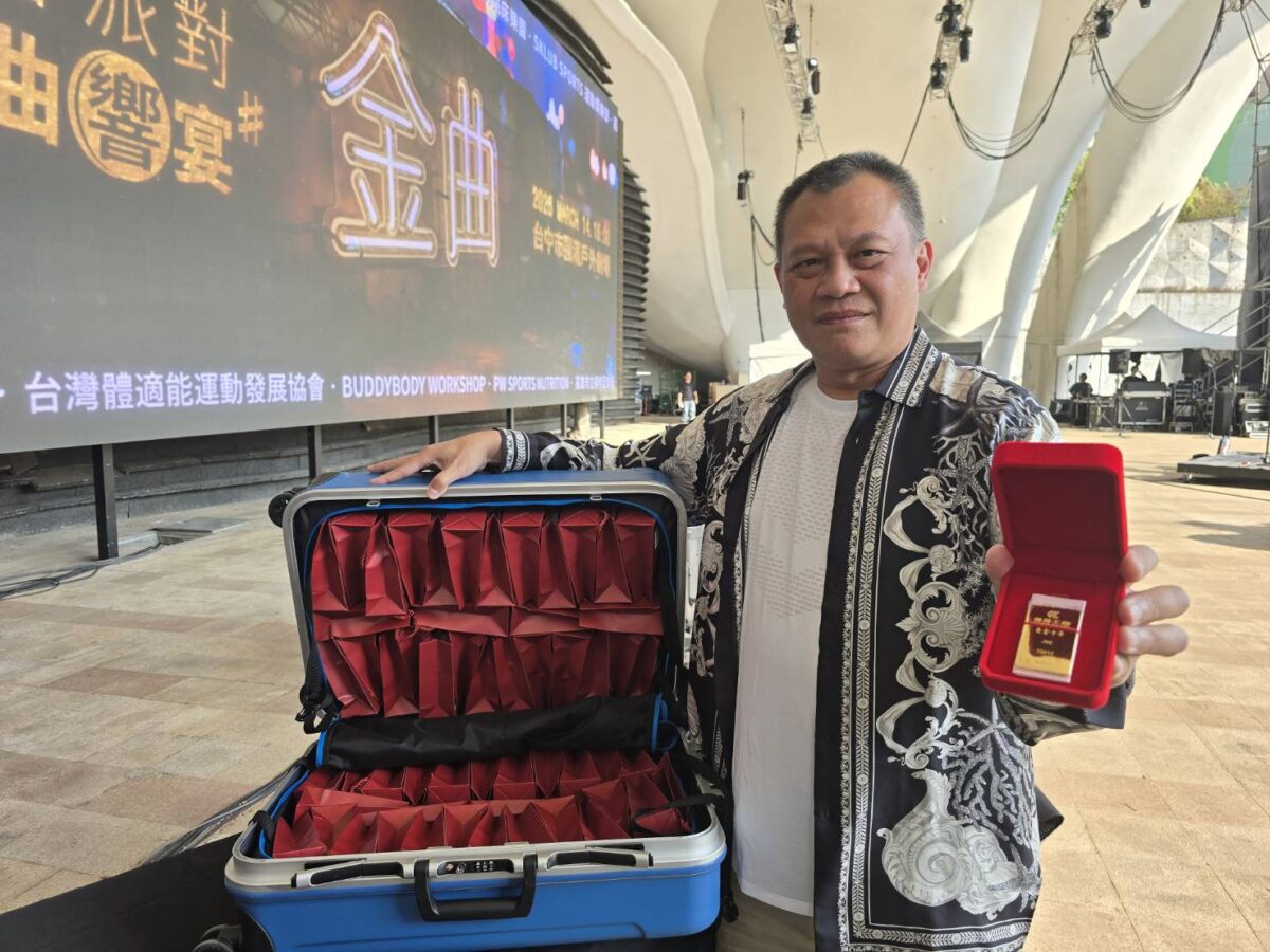 ▲健身工廠今(14)日在台中圓滿戶外劇場舉辦年度春酒演唱會，董事長陳尚義親自用行李箱帶滿價值$1200萬的黃金，非常豪氣的在現場贈送今年滿十年資的員工禮。（記者廖美雅拍攝）