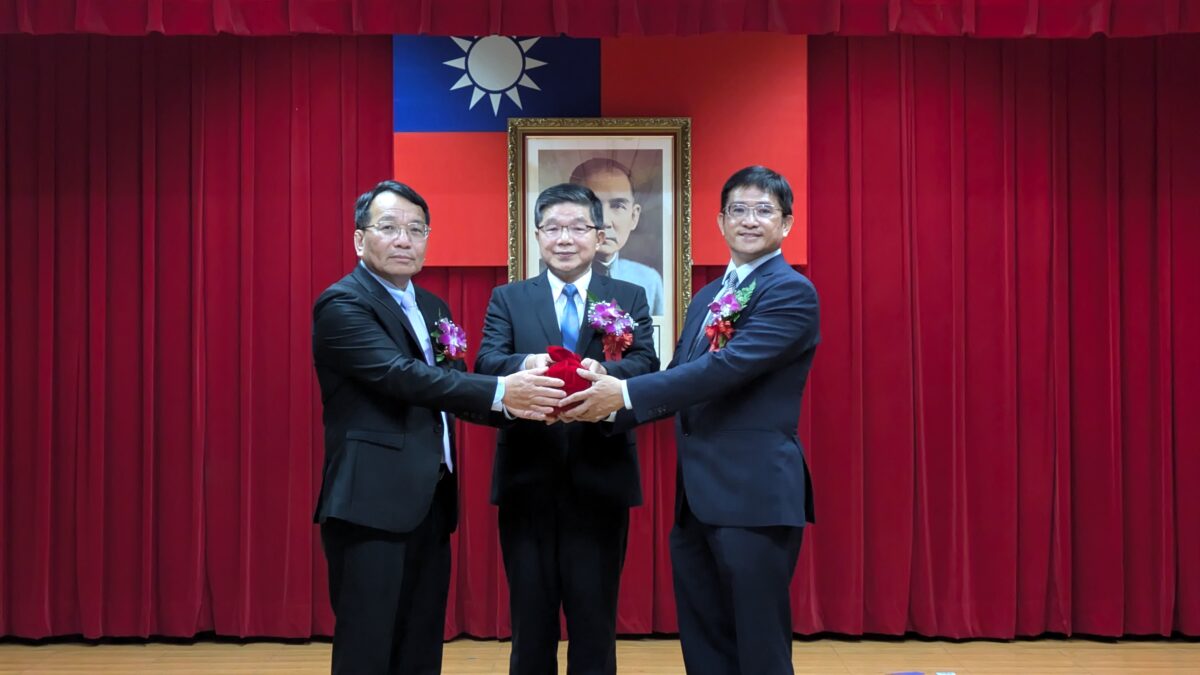 ▲台電台中區營業處今（6）日舉行新、卸任處長交接典禮，原處長顏錦義調任嘉義區營業處長，遺缺由原嘉義區營業處長許墩貴接任。