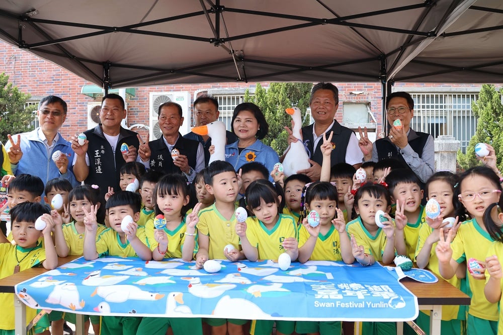 3米天鵝搶先亮相掀熱潮　8米巨型地標進駐口湖連假吸客