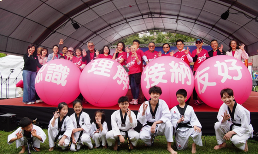 趙小僑、劉亮佐攜典典寶寶現身支持336愛奇兒家庭日