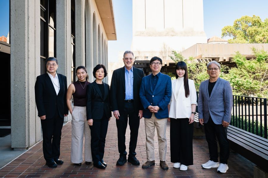 ▲高雄市長陳其邁率領市府團隊前往史丹佛大學胡佛研究所，與全球知名民主理論大師戴雅門（Larry Diamond）會談，聚焦國際情勢及能源政策。