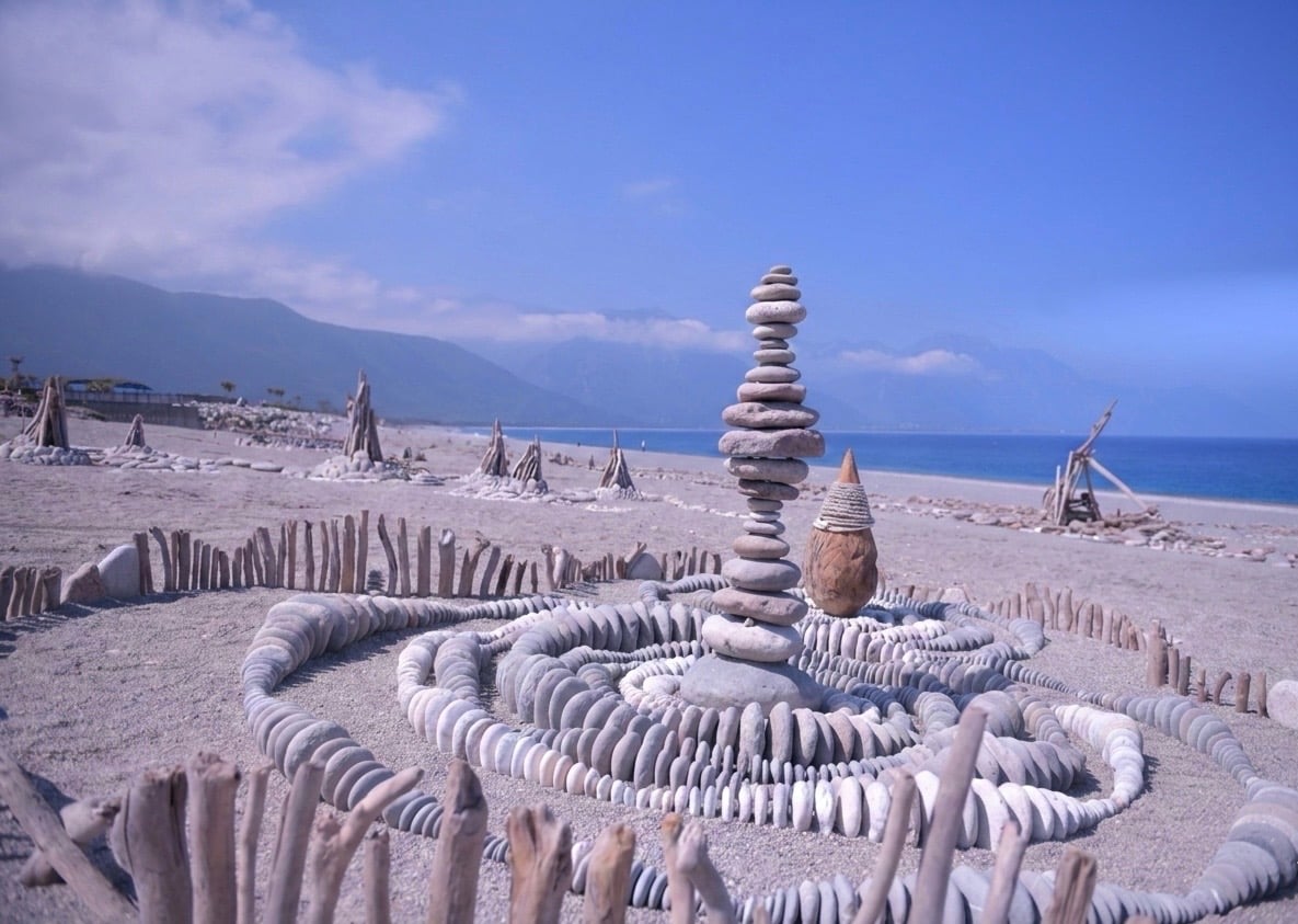 七星潭化身國際藝術舞台　太平洋疊石藝術季5月登場！總獎金30萬疊石創作比賽暖身開跑