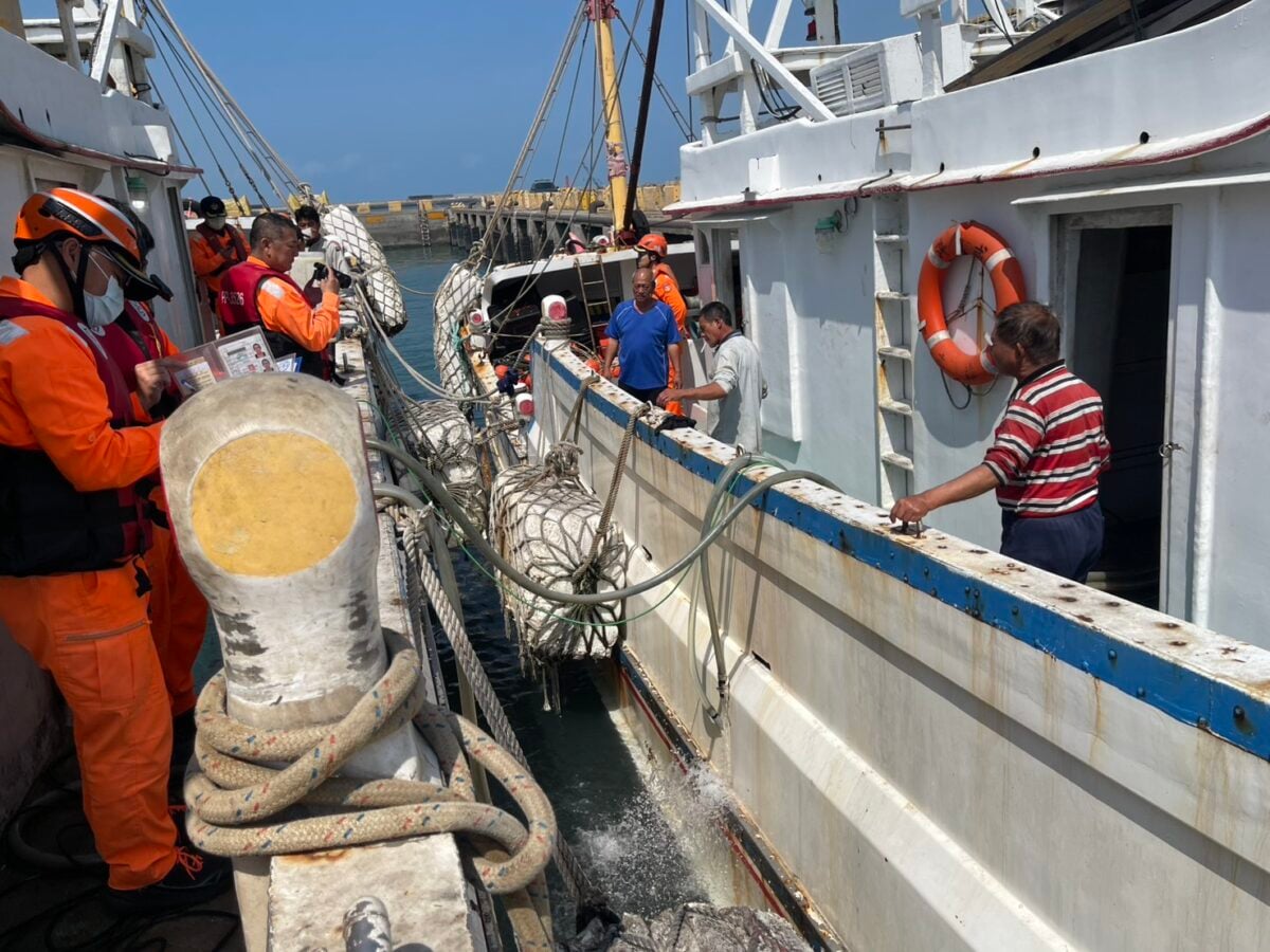 雲林外海漁船船艙進水　海巡雙艇急救援護返港