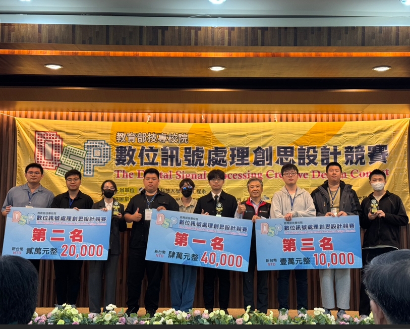 ▲勤益得獎學生們和Microchip台灣區分公司經理何仁杰 (右四)合影。