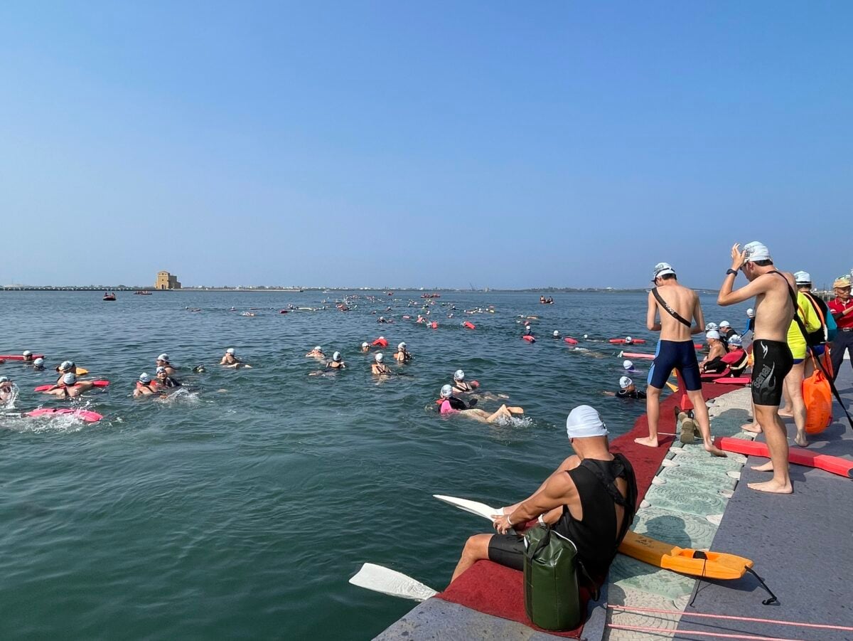 2026大鵬灣橫渡長泳嘉年華登場　泳者挑戰２千公尺橫渡大鵬灣