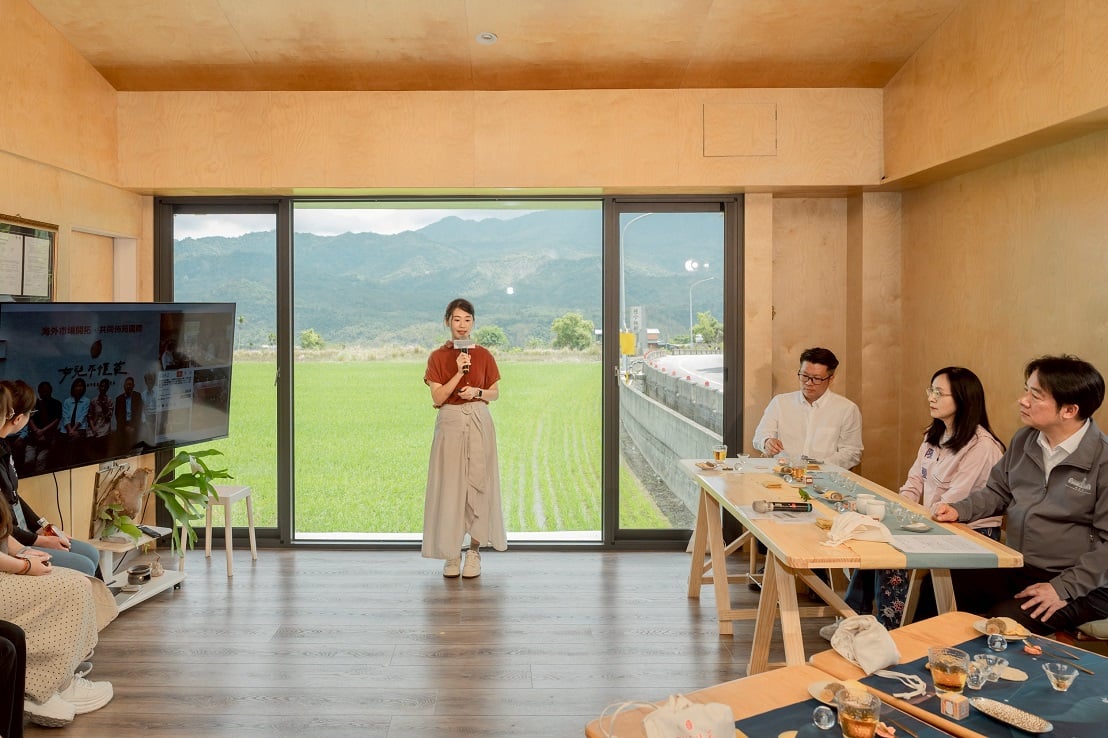 走訪體驗鹿野「女兒不懂茶」慢活茶席　賴清德感受台東《自然醒慢活祭》療癒力
