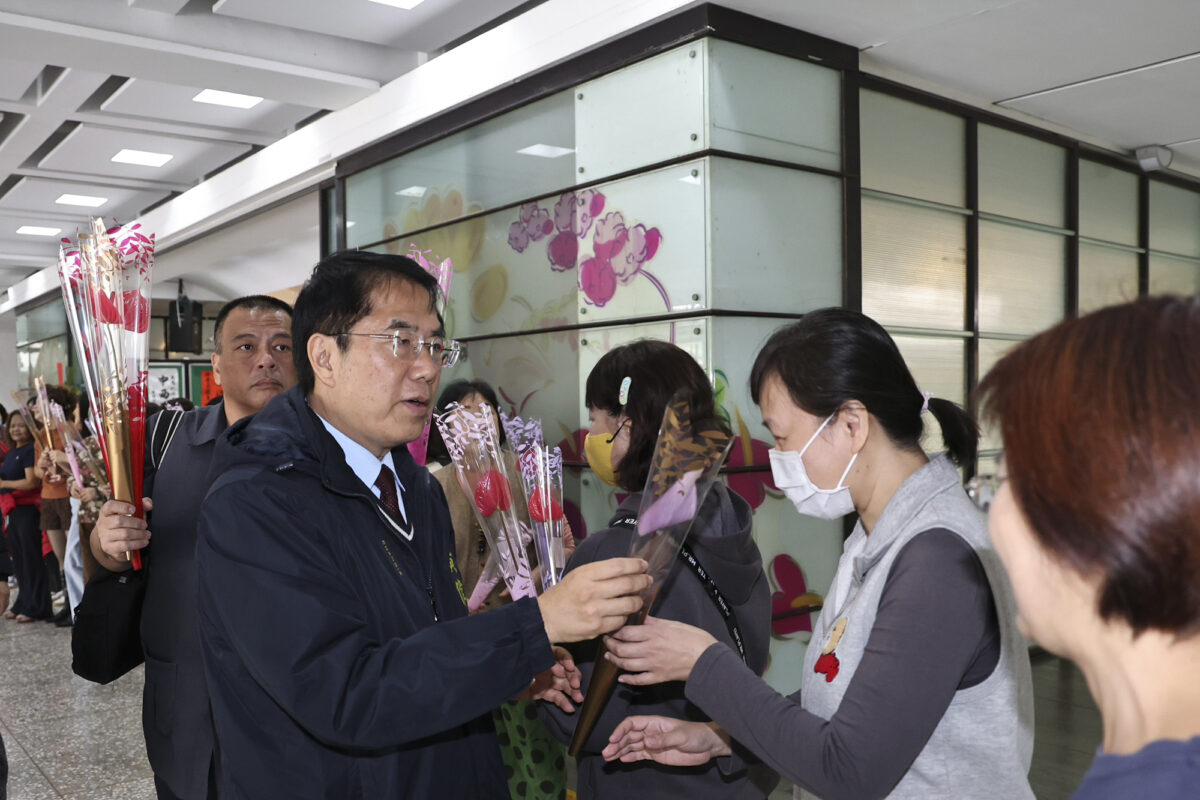 ▲2026婦女節將至,黃偉哲在民治及永華市政中心贈送火鶴花給女性朋友。
