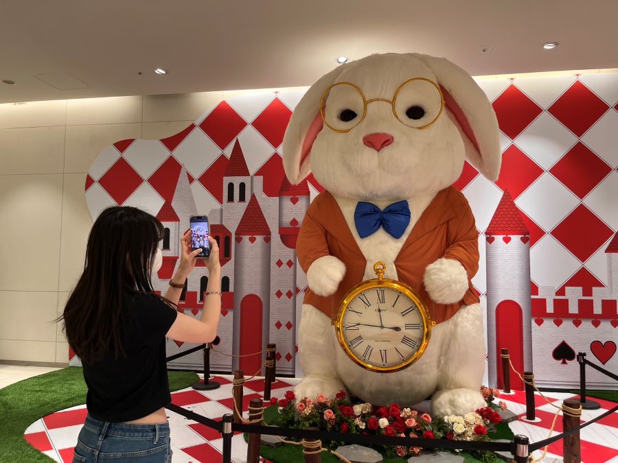 ▲SKM Park Outlets 高雄草衙特別打造會「呼吸」的巨型時光兔以及奇境花園,成為連假最具話題的親子打卡景點。