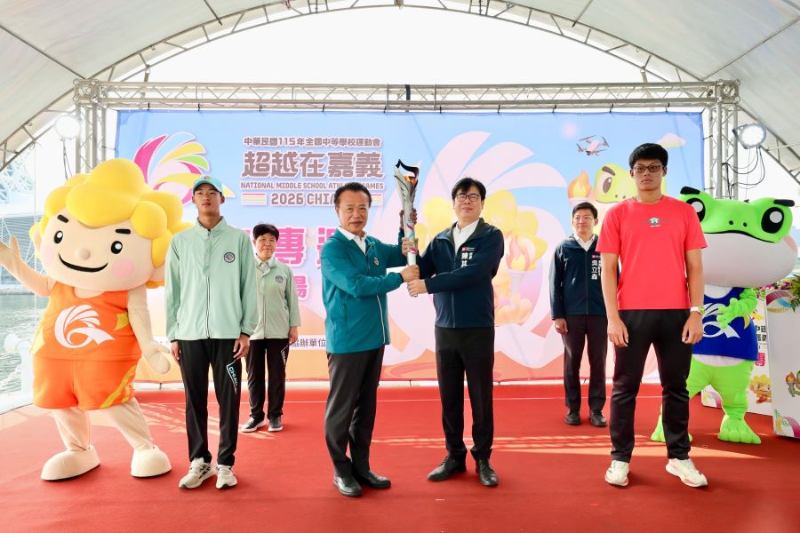 ▲ 115年全國中等學校運動會聖火傳遞抵高雄,市長陳其邁與嘉義縣長翁章梁進行城市行銷互動與聖火交接儀式,展現南部縣市深厚情誼與跨域合作,力挺青年體育發展。