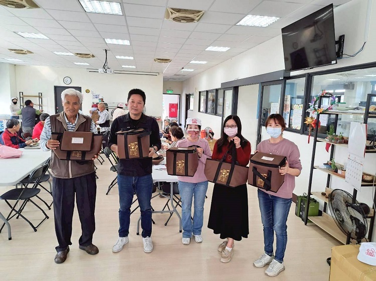 ▲左二為虎尾鎮長林嘉弘前往頂溪社區長青食堂致贈餐具收納袋,深獲長輩肯定。(記者劉峻文攝)