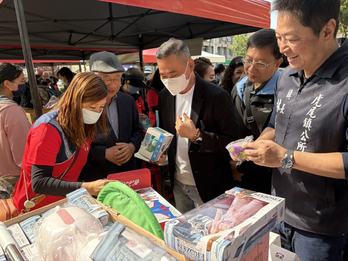 ▲立委丁學忠與虎尾鎮長林嘉弘稱讚雲林家扶莪馨會媽媽志工伙伴承辦這次無窮世代義賣。(記者劉峻文攝)