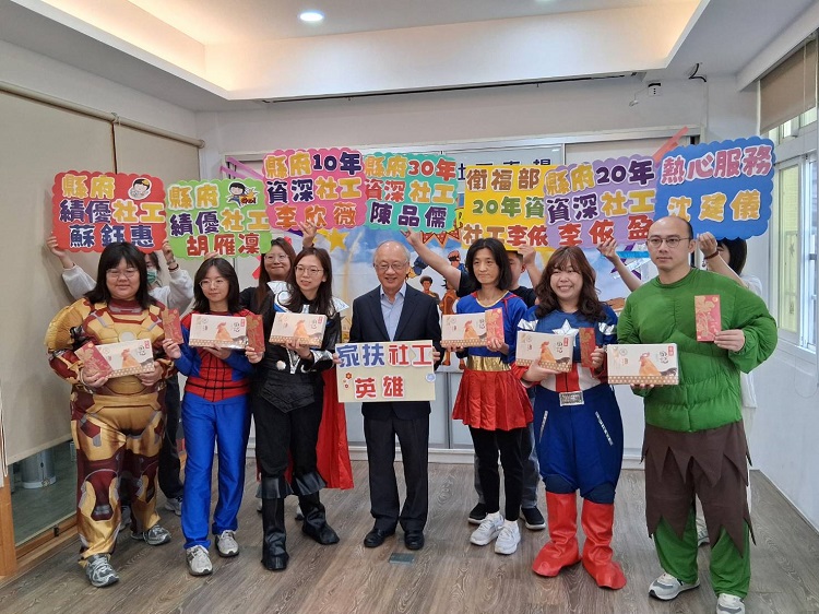▲守護弱勢~人間英雄在身邊,雲林家扶六位社工榮獲縣府及衛福部表揚。(記者劉峻文攝)