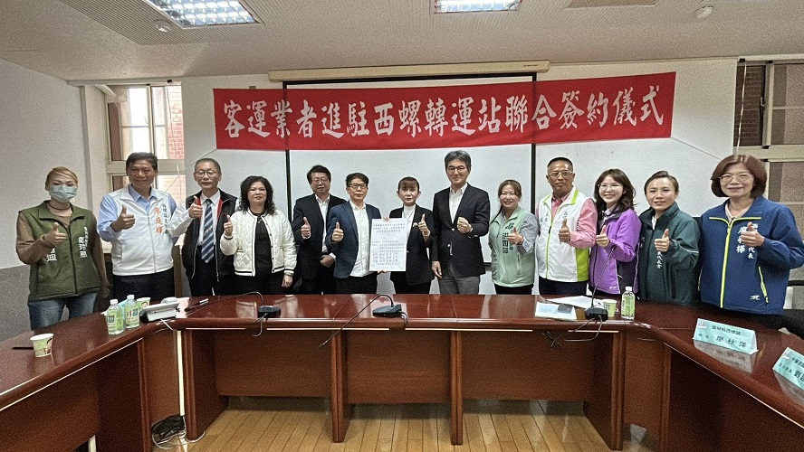 ▲告別交流道危險候車！劉建國成功爭取三大客運進駐西螺轉運站。(記者劉峻文攝)