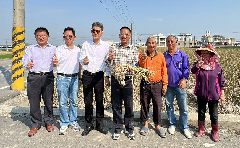 ▲強力保護!劉建國促成大蒜價格穩定措施,臺灣蒜農協會感謝長期相挺蒜農。(記者劉峻文攝)
