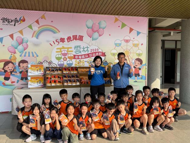 張麗善縣長土庫國小分送兒童節禮物　表揚女籃冠軍