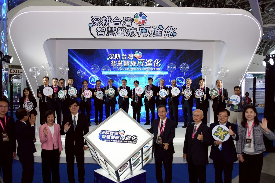 ▲「2026高雄智慧城市論壇暨展覽」今（20）日登場，高醫體系透過智慧科技，讓民眾只需「一支手機」，打造全新的在宅照護模式。