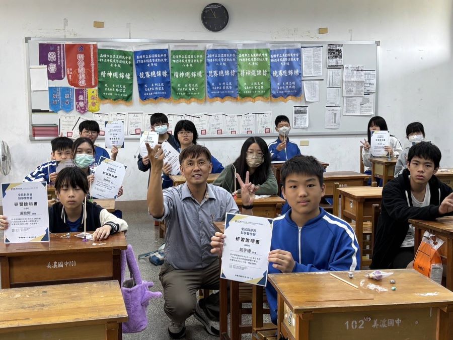 ▲學生於動手實作課程結束後，拿到研習證明書感到非常開心。