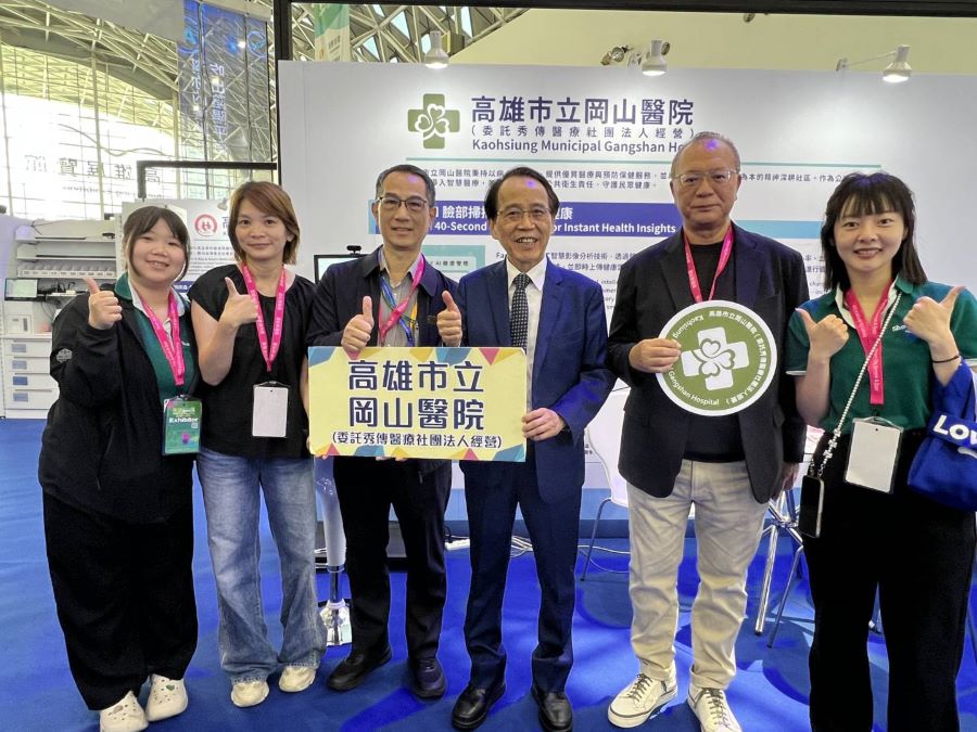 ▲副市長林欽榮今(21)日於岡山秀傳攤位與同仁合影。