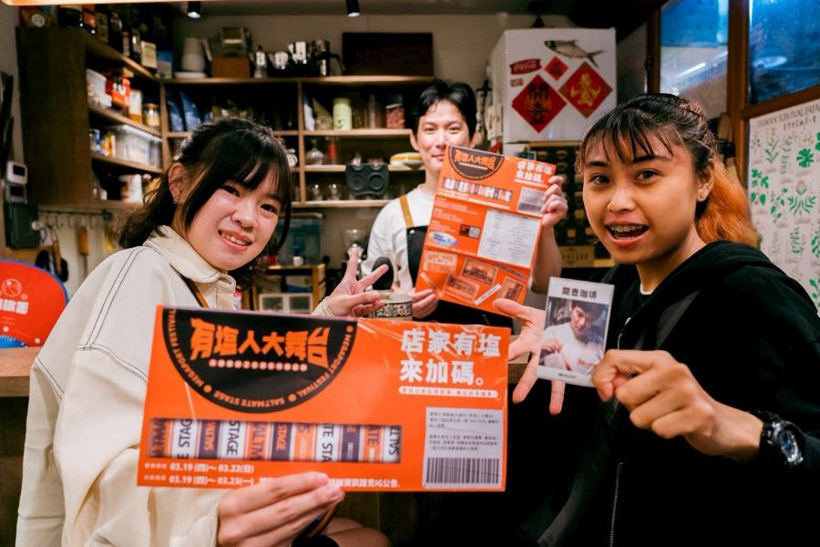 ▲高市府與大港開唱攜手舉辦「有塩人大舞台」20週年限定企劃,重頭戲「悠悠鹹鹹前夜祭」於昨(20)日熱烈登場,由知名音樂人林強老師領銜將鹽埕化身為最時髦、青銀同樂的城市派對現場。