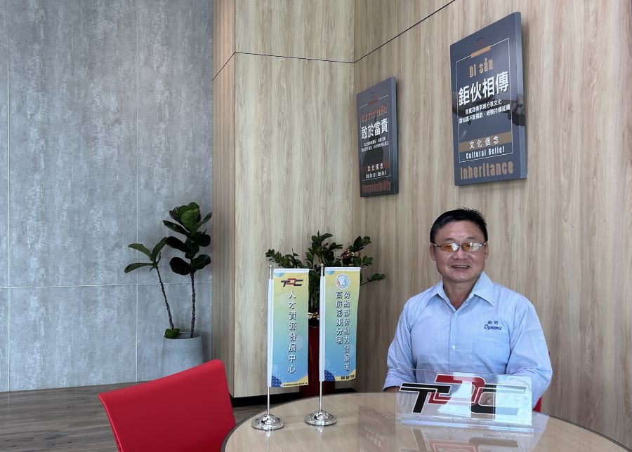 ▲阿鉅表示在TDC一路陪伴下,他也完成在職進修並取得就業服務乙級證照,成為推動人力資源發展制度的重要推手。