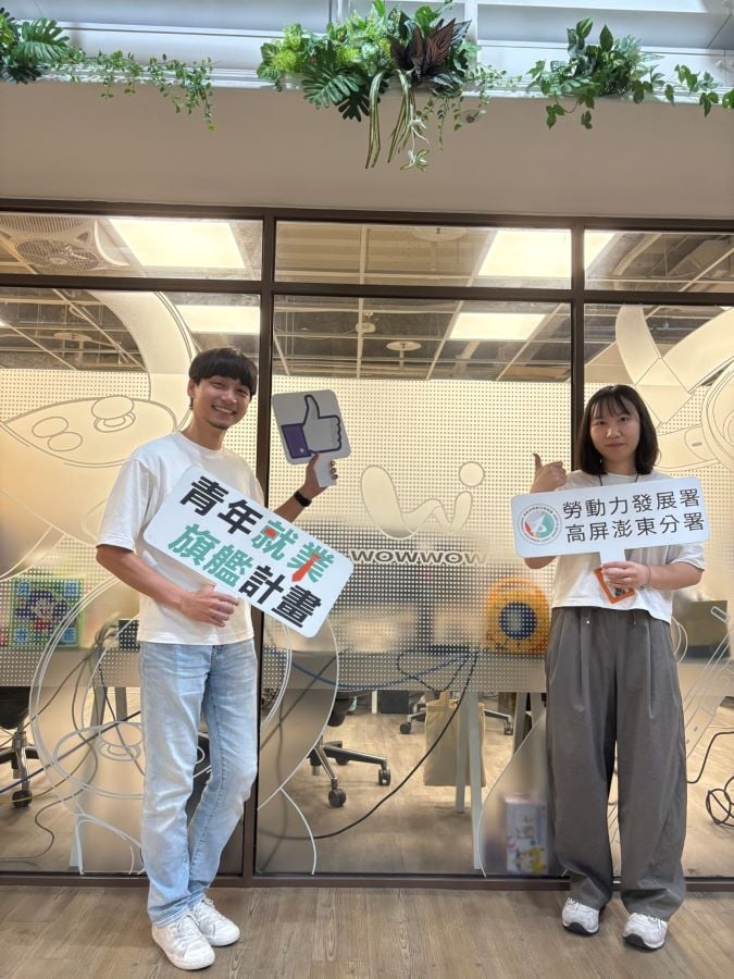 ▲公司職場導師英智淵(左)協助琬菁(右)迅速適應職場。