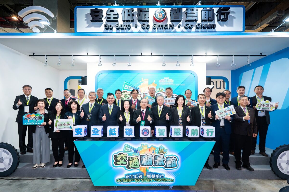 ▲交通部陳彥伯次長主持智慧城市展交通願景館開幕。
