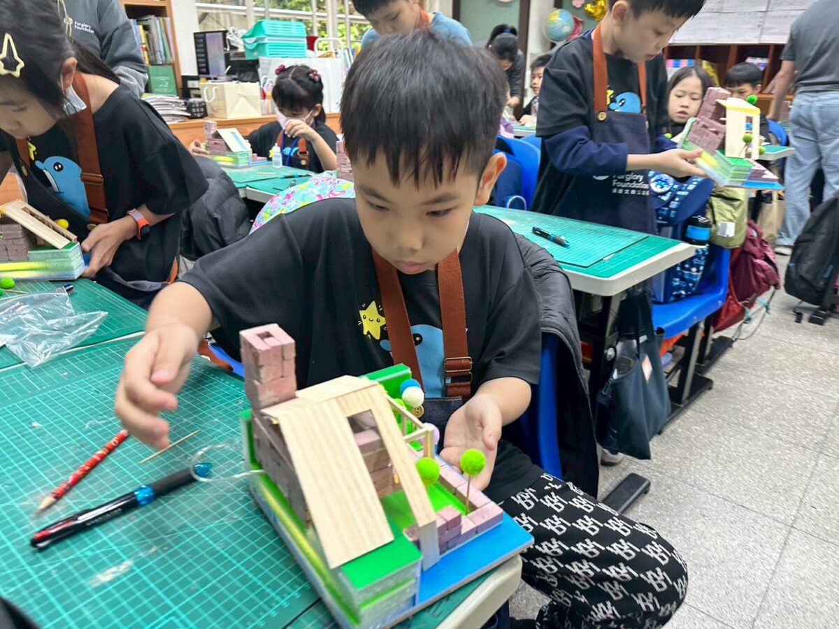 ▲遠雄基金會建築課程的模型屋，加入了天窗設計，以傳遞透過自然光達成節能的概念。