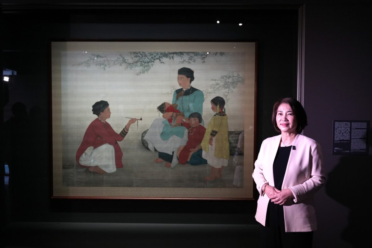 ▲屏東縣長周春米開箱即將開館的屏東縣立美術館及典藏展,包含台灣第一位女畫家陳進的重要作品《山地門社之女》。