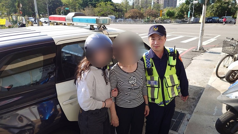 ▲向左找向右走,警轉身讓母女不再擦肩而過。