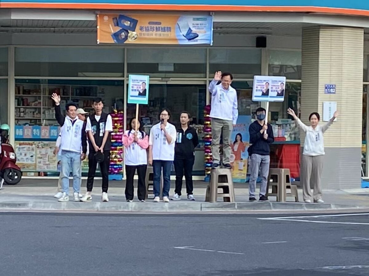 藍白整合民調白熱化　張啓楷蔡壁如清晨站路口掃市場拚出線