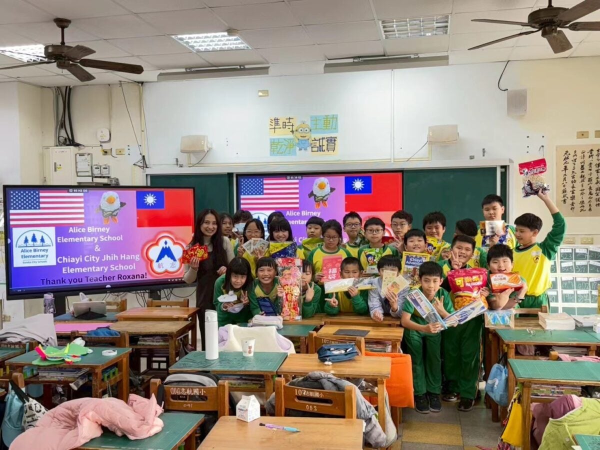 志航國小與美國加州洪堡郡持續深化跨國交流　美師化身「文化箱郵差」送驚喜