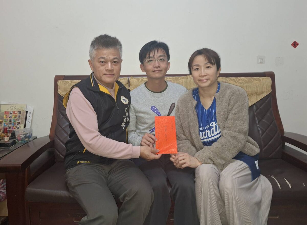 ▲ 宜蘭軍友站站長何中南(左)代表慰問軍眷。