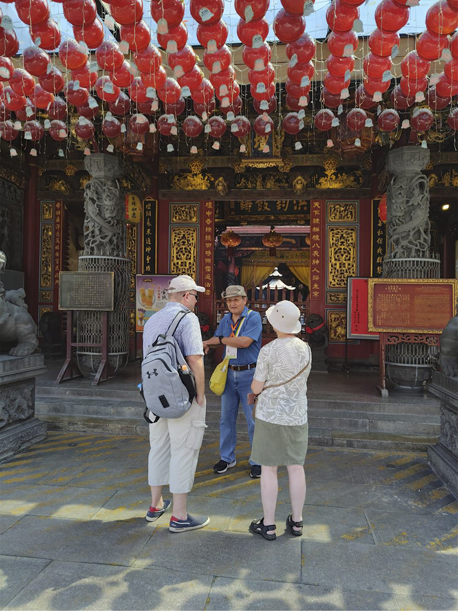 ▲志工導覽廟宇文化。