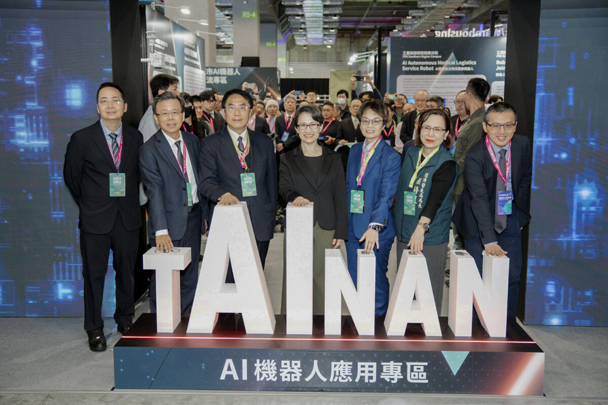 ▲臺南市政府2026 年智慧城市展設立「臺南市主題館暨AI 機器人應用專區」,以「智動臺南 - AI × Robot 驅動智慧生活新未來」為主軸。