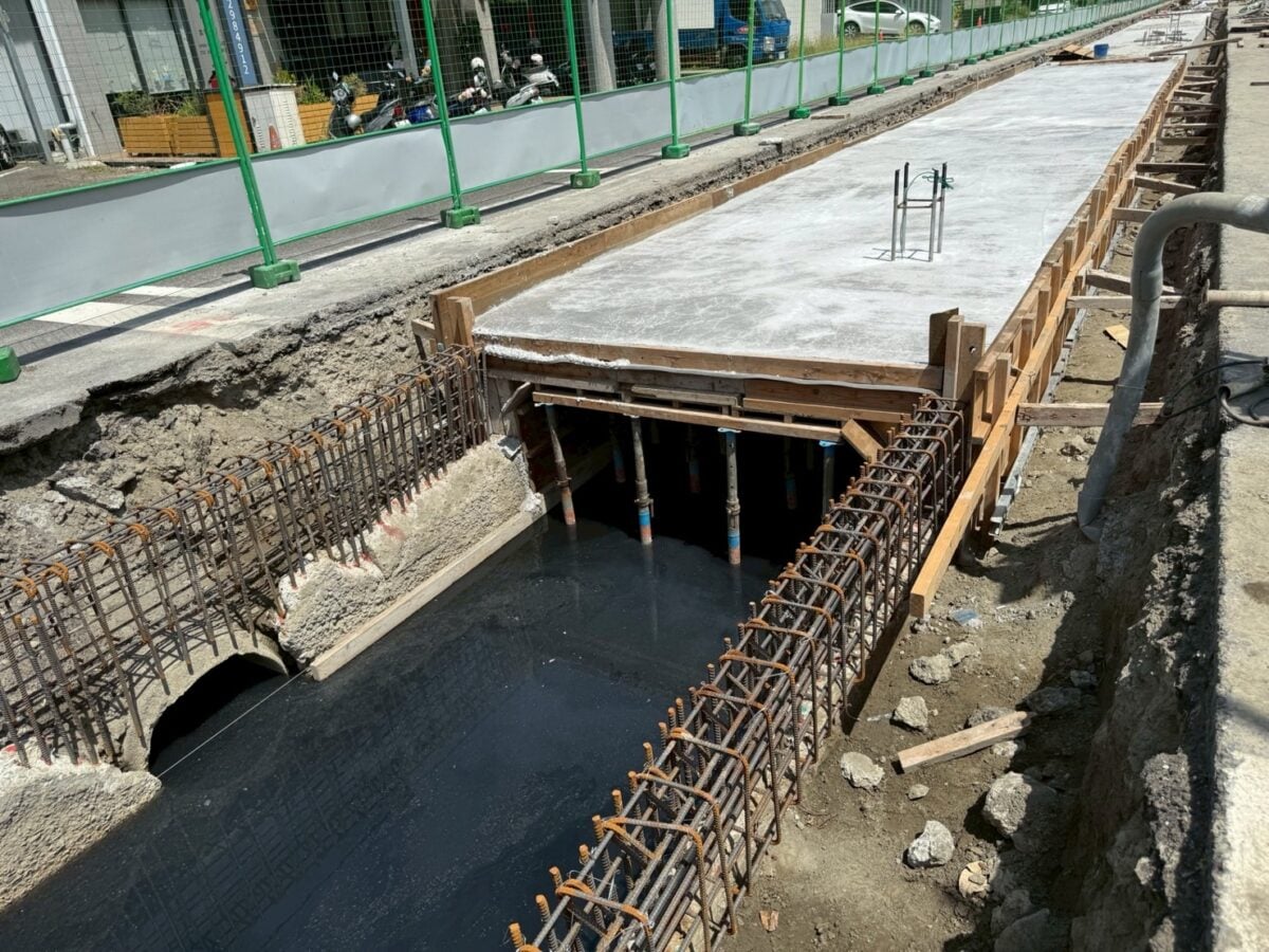 ▲箱涵頂板重建施工強化結構安全性。