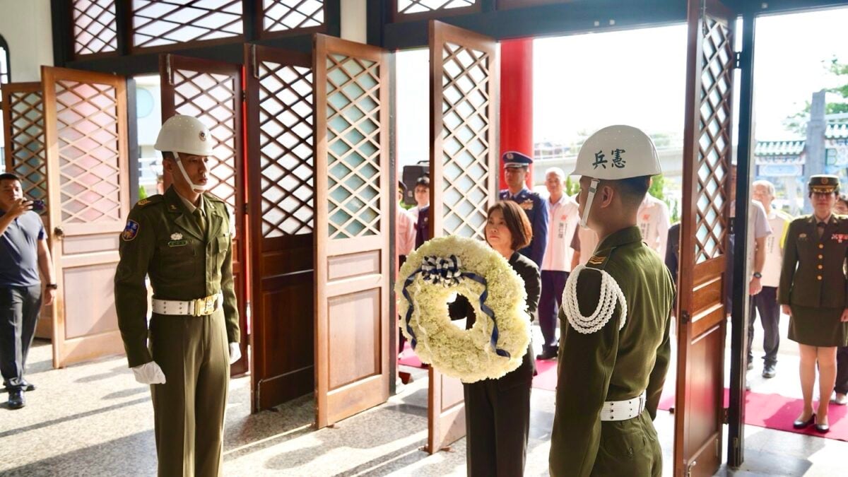 屏東春祭緬懷烈士　周縣長獻白玫瑰致意烈士遺族