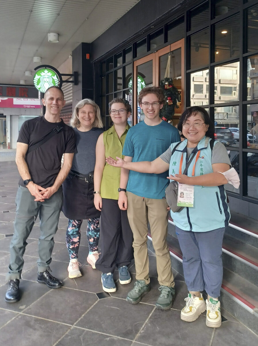 ▲英語導覽志工帶領外國旅客城市觀光。