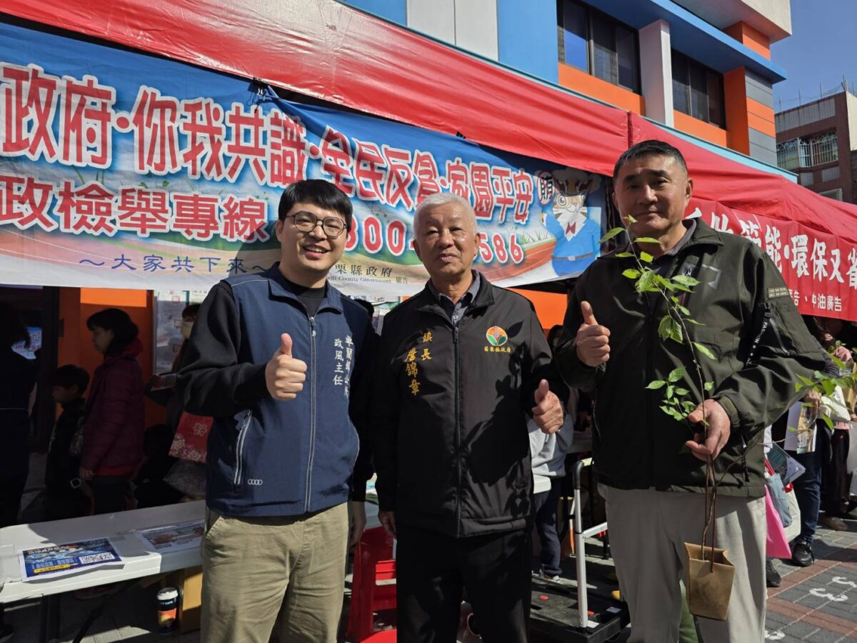 ▲詹錦章鎮長蒞臨攤位支持廉政宣導。