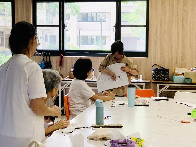 從羞於開口到自信面對　雲林布墊課翻轉長者生活