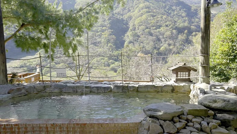 走進雲霧與花季之間　東埔溫泉的春日山林慢旅