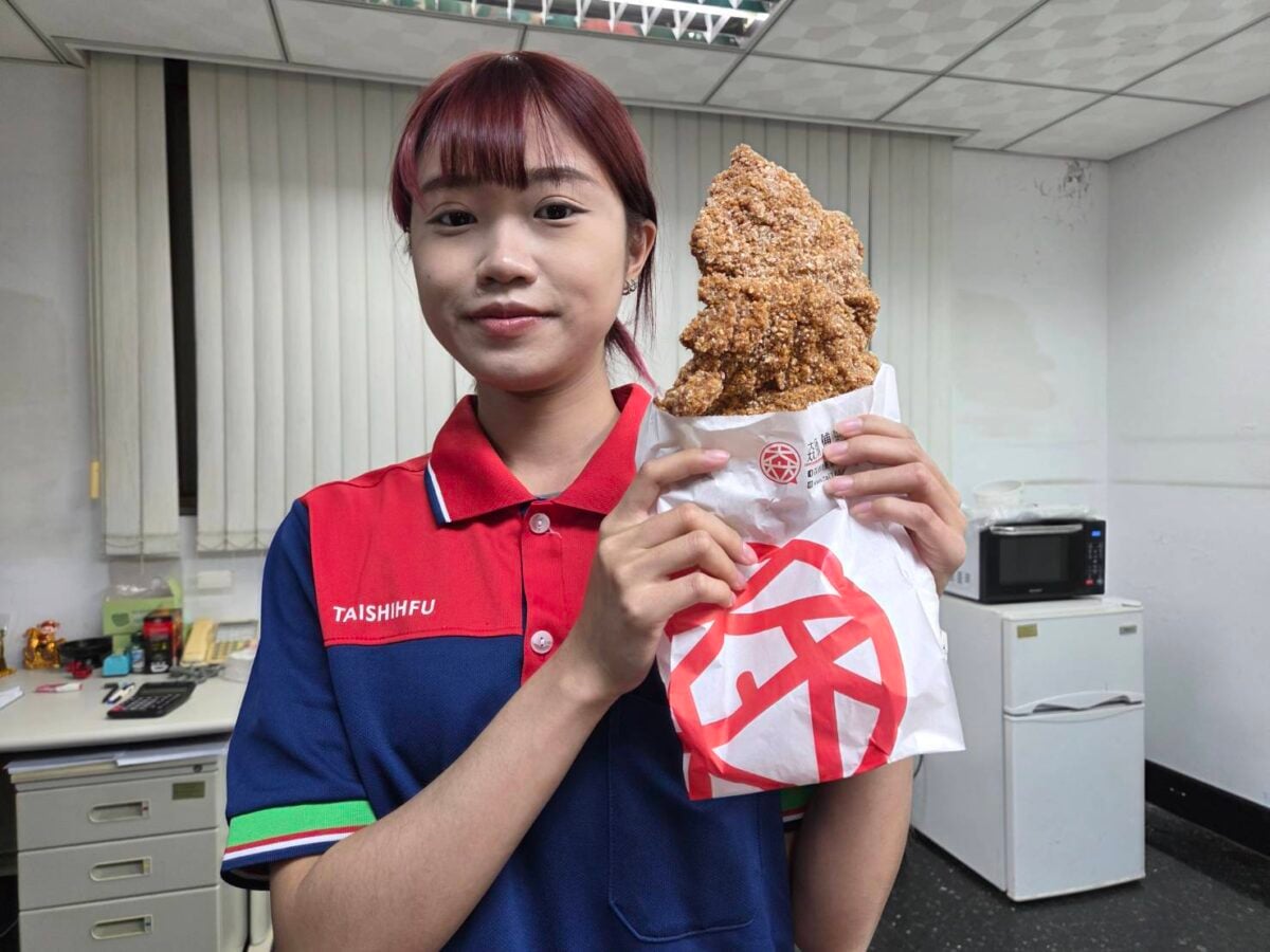 比臉還大！香氣撲鼻「大大大雞排」攻占超商　66元爽吃XXL炸雞引爆社群