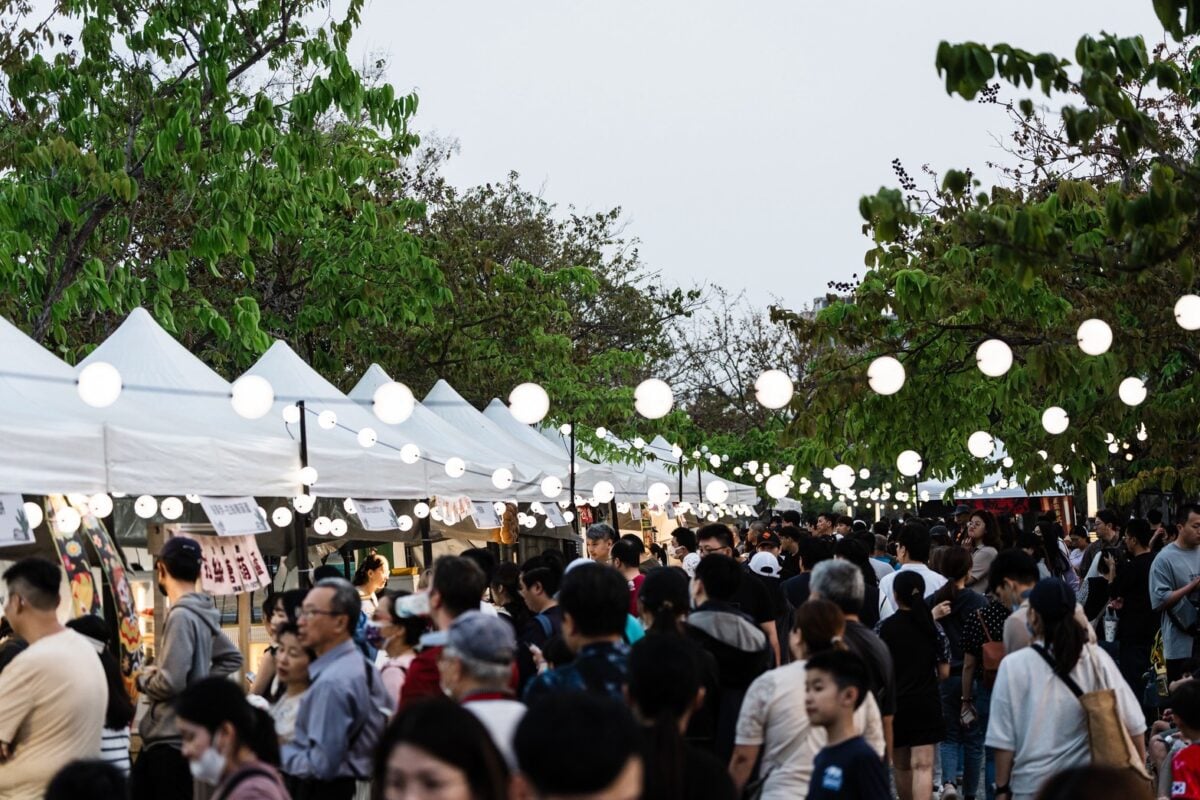 恐龍來襲嗨翻高雄！衛武營「掠食者市集」爆紅　63家青創品牌搶攻連假商機