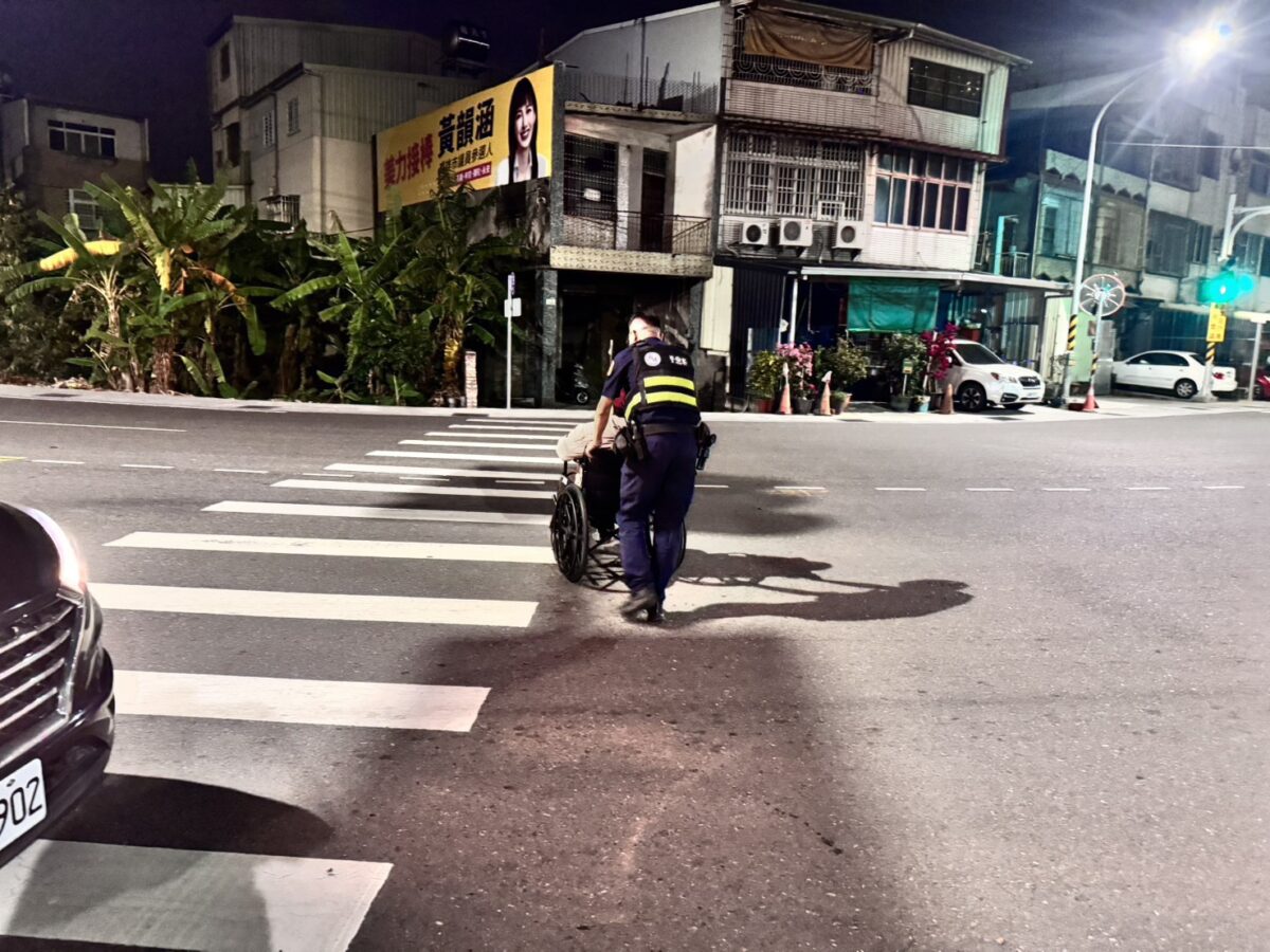 溫情推手！八旬婦「推輪椅健走」力竭受困　岡山警接力護送歸家