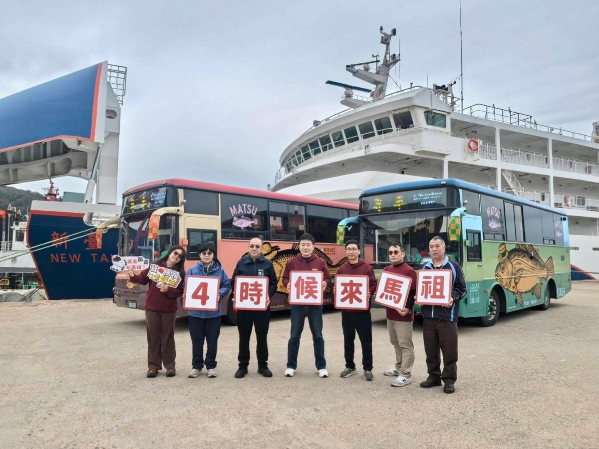 離島首發跨海應援！馬祖「黃魚公車」挺進白沙屯　天天抽機票掀「摸魚」熱潮