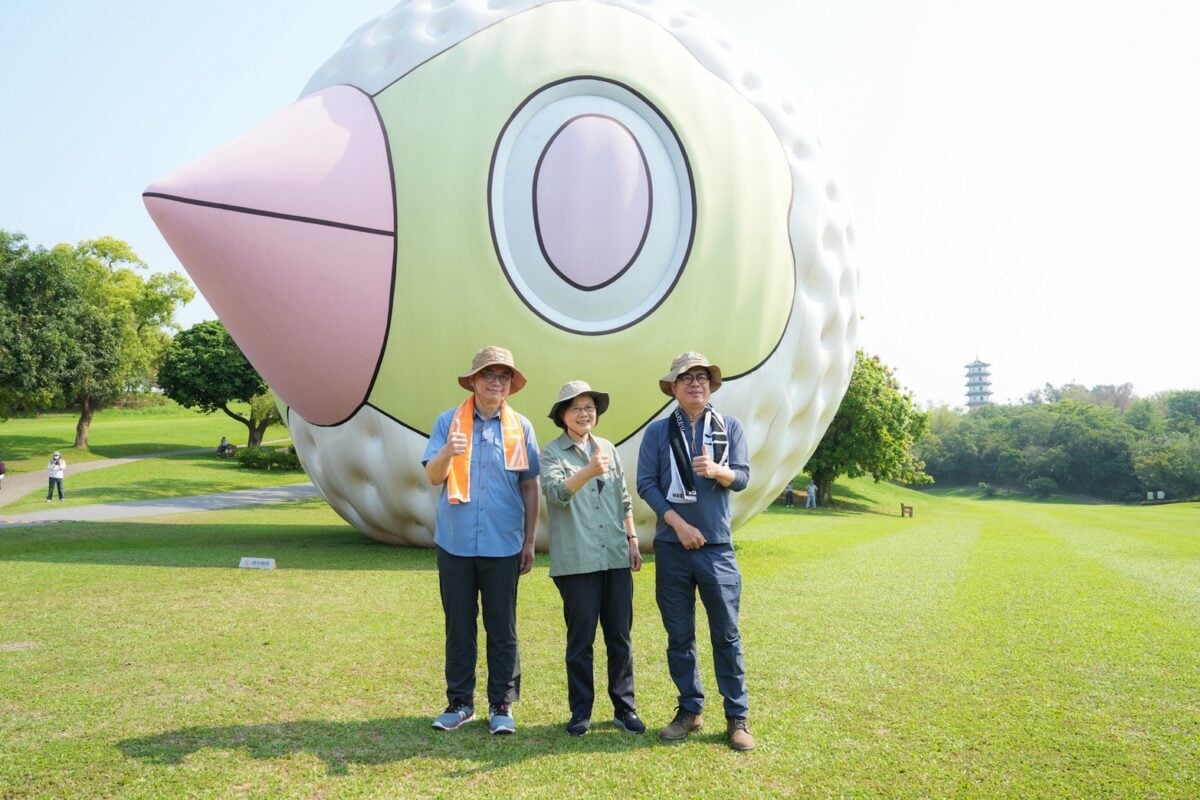 小英重返童心！賴瑞隆帶路朝聖高雄頂樓樂園　空中列車嗨翻全場