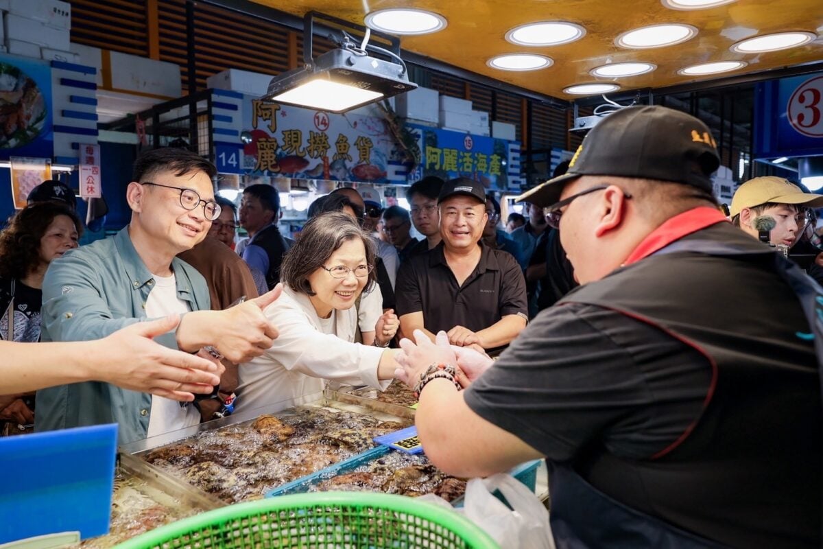 蔡英文現身蚵仔寮掃貨！賴瑞隆化身叫賣哥　海味現煮大喊：新鮮最好吃