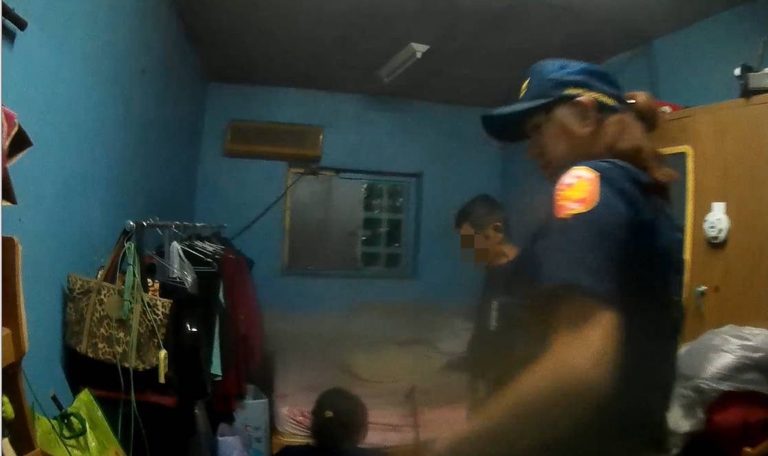 婦人跌坐地無力起身　暖警即刻救援化險為夷