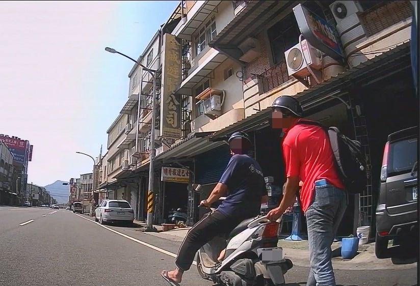 差點顧路！機車半路沒油　美濃暖警即刻伸援